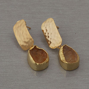 Pendientes hechos a mano con piedras preciosas de citrino en bruto, pendientes de gota con textura chapada en oro martillado, pendientes de tuerca a la moda para mujer, venta al por mayor - Product Image 3