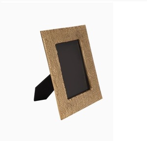 Marco de Fotos Clásico de Metal y Madera con Diseño Único en Relieve Martillado - Product Image 3