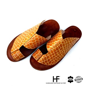 Sandales en cuir véritable faites à la main pour hommes tongs à carreaux pantoufles chaussures plates en caoutchouc Style saoudien arabe unisexe Design hiver - Product Image 2