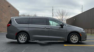 Chrysler Pacifica Select FWD Plus 2025 d'occasion en excellent état, sans accident, conduite à gauche/droite - Product Image 4