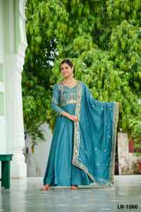 Vestido Anarkali de Seda Vichitra con Bordado Étnico Indio, Lentejuelas, Hilos Múltiples y Zari, Disponible en Tallas Grandes - Product Image 2