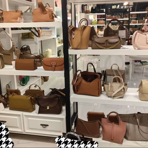 Bolso de mano personalizable de cuero sintético suave para mujer, calidad de exportación para todos los días, esencial para llevar un estilo de vida ocupado y en movimiento - Product Image 1