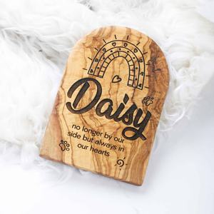 Letrero de recuerdo de mascotas de madera de olivo rústico hecho a mano, placa de cementerio personalizada, lápida de mascotas, lápidas conmemorativas, monumentos - Product Image 1
