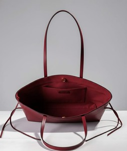 Sac fourre-tout structuré minimaliste vintage en cuir rouge foncé, sac à bandoulière pour femme, fermeture éclair moderne, sac de courses pour vin, résistant à l'eau - Product Image 2