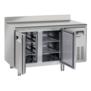 Mesa Refrigerada de 2 Puertas con Protección Contra Salpicaduras para Exhibir y Almacenar Alimentos y Bebidas - Product Image 1