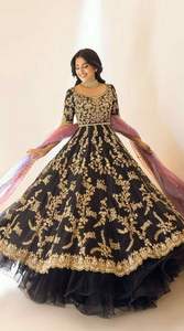 Superbe robe de mariée longue au sol 2024 belle broderie avec perles de verre en cristal et travail Dabka en soie pour les mariages - Product Image 2