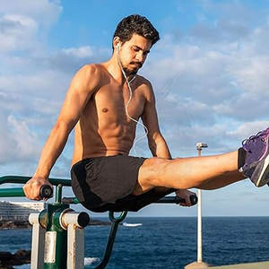 Pantalones cortos de entrenamiento atléticos ligeros para hombre, ropa deportiva de gimnasio de secado rápido con cintura elástica y bolsillos transpirables, patrón sólido - Product Image 6