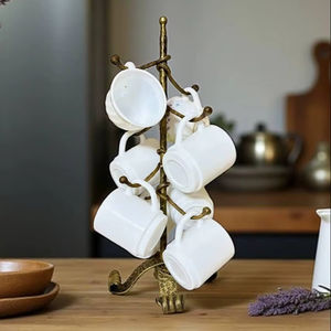 Porte-tasse en fer aspect vintage avec bras incurvés idéal pour les intérieurs de maison traditionnels et inspirés de la ferme - Product Image 1