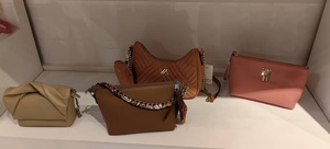 ซื้อตอนนี้กระเป๋าหนังเทียมพรีเมี่ยมสำหรับผู้หญิงเหมาะสำหรับพกพาสิ่งของจำเป็นสำหรับการปรับแต่งกระเป๋าถือ - Product Image 2