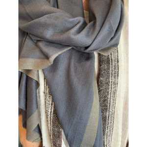 Bufanda Larga de Lana Azul Medianoche con Rayas de Cachemira y Logotipo Bordado Personalizado - Product Image 1