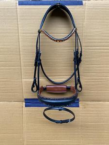 Cómoda brida de caballo de charol con cristales Productos para caballos - Product Image 6