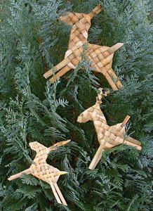 Décoration festive de renne de foin biologique fabriquée à la main | Accent de vacances rustique durable pour les cadeaux et la maison - Product Image 4