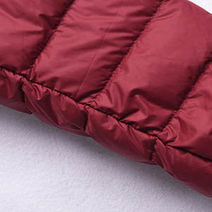 เสื้อโค้ทขนเป็ดฤดูหนาวแบบกำหนดเองราคาโรงงาน น้ำหนักเบา อุ่นสบาย มีฮู้ด สำหรับผู้ชาย ผู้หญิง และผู้ใหญ่ - Product Image 5