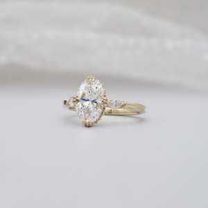 Anillo de Compromiso Vintage en Oro Amarillo con Halo Oculto, Diamante Ovalado Cultivado en Laboratorio, Diseño de Tres Piedras, Certificado IGI - Product Image 2