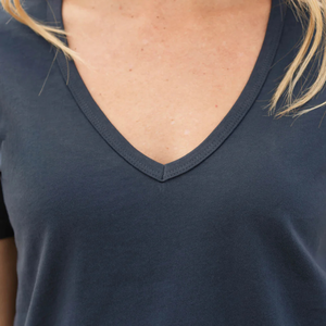 T-shirt pour femme en coton biologique de luxe 100% certifié GOTS, col en V profond bleu marine, pré-rétréci, doux, respirant, coupe classique - Product Image 3