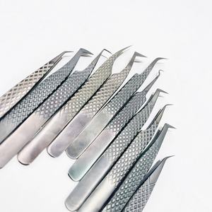 Pinzas de pestañas de acero inoxidable totalmente negras al por mayor, herramienta de extensión de pestañas sostenible con punta de fibra de sujeción fuerte y logotipo personalizado - Product Image 4