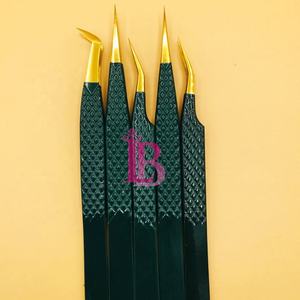 Pince à cils pour extensions de cils foncés, en acier inoxydable, à pointe dorée, avec poignée à prise diamantée - Product Image 4