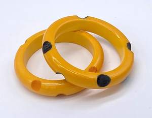 Par de Brazaletes de Resina Artística Maestro - Joyería de Boda Personalizable, Hecha a Mano y de Moda para Mujer - Product Image 1