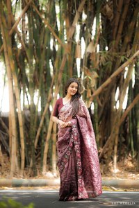 Alto atractivo nuevo diseño de algodón y estola de seda pura patrón de tejido de flores con pequeño traje de gasa elegante Zari o SAREE - Product Image 4