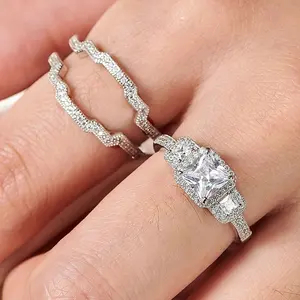 Anillo de Compromiso Vintage de Plata 925 con Diamante Moissanita de Corte Princesa de 2.50 Ct - Product Image 1