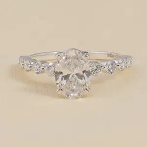 Anillo de Compromiso Solitario con Diamante Cultivado en Laboratorio, Elegante Forma Ovalada - Product Image 4