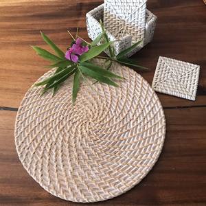 Napperons ronds en rotin tissé de style vintage lavés en blanc pour la décoration de table à manger - Product Image 2