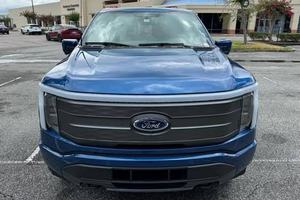 VOITURE ÉLECTRIQUE EXTRÊMEMENT PROPRE 2023 2022 FO-RD F-150 LIGHTNING LARIAT DUAL-MOTOR 4WD >700km d'autonomie 90-110kWh BATTERIE PRÊTE À L'EXPÉDITION - Product Image 2