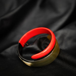 กำไลข้อมือเขาควายแบบบิดเกลียวเคลือบสีแดงพรีเมี่ยมกำไลข้อมือแฟชั่นทำมือจากเวียดนาม - Product Image 1