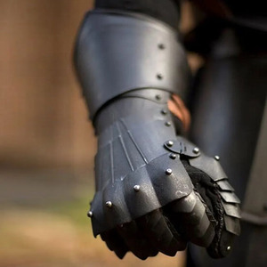 Guantes de armadura gótica negra hechos a mano, guanteletes de caballero articulados con protección de acero, chapados en plata, personalizados para Cosplay - Product Image 3
