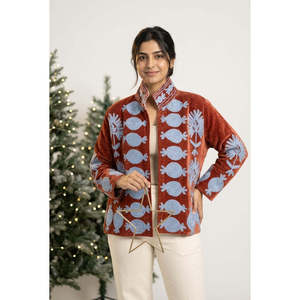Veste en velours brodée à la main Suzani - Rouge rouille avec motifs bleu poudré - Anar Bagh - Product Image 5