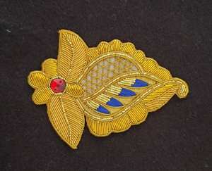 Parche Bordado a Mano de Lujo con Hilo Metálico sobre Tela de Fieltro Negra, Insignia Americana para Blazer - Product Image 3