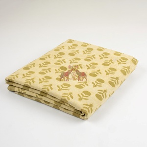 Hermosa tela de algodón estampada a mano con motivos florales para ropa, ropa de cama y decoración del hogar. - Product Image 4