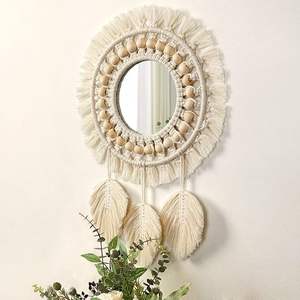 Miroir mural décoratif en macramé avec des détails de franges uniques et un charme fait main adapté aux espaces de bureau - Product Image 3