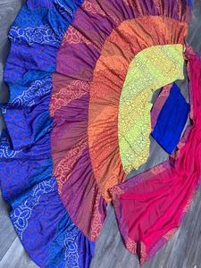 Nouvelle tenue de soirée de styliste, crêpe douce et lourde avec impression numérique et à volants. - Product Image 4