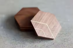 Posavasos de nogal Juego de posavasos de madera hechos a mano rústicos Posavasos de piedra duraderos y ecológicos con estilo por Crescent Crafts - Product Image 2