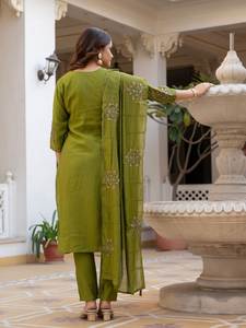 Ensemble Kurta Pant Dupatta ethnique haut de gamme pour les fêtes et les festivals - Product Image 5