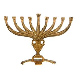 Ménorah rustique dorée artisanale avec des détails artisanaux pour une décoration élégante et une présentation festive de l'éclairage des bougies - Product Image 6