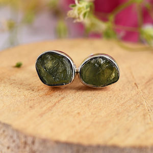 Pendiente de tuerca de piedras preciosas de moldavita áspera, pendiente de tuerca de Plata de Ley 925, ajuste de bisel, pendiente de moda Chapado en plata para mujer - Product Image 1
