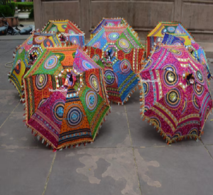 Parapluie Rajasthani brodé d'éléphants, rose, jaune, bleu, multicolore, avec travail de miroir, pour l'extérieur, disponible à prix de gros. - Product Image 4