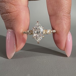 Anillo de compromiso de diamantes cultivados en laboratorio Marquesa holandesa de oro de 14K personalizado y corte redondo estilo romántico para mujer para fiesta Día de San Valentín - Product Image 4