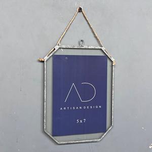 Cadre photo de forme irrégulière, cadre photo décoratif suspendu en fer et en verre - Product Image 1