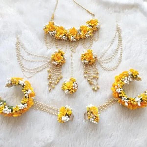Ensemble de bijoux de mariée floraux faits à la main pour la cérémonie de Haldi Mehandi Sangeet, perles de rose, bijoux de baby shower, accessoires floraux pour la mariée - Product Image 1