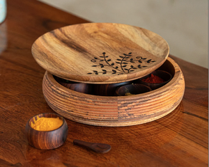 Caja de Especias Artesanal con Cuchara en Madera de Mango y Acacia (7 Recipientes, 60 ml) - Product Image 1