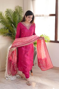 Salwar Kameez Duppata traditionnel pour femmes en viscose pure Reyon avec broderie et imprimé, séchage rapide - Product Image 2