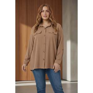 Camisa de talla grande para mujer con detalle de bolsillo color camel - Product Image 1