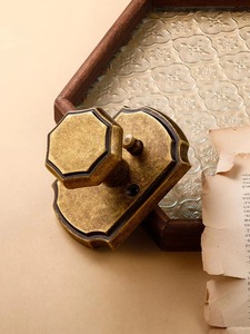 Pomo de puerta de oro oscuro con acabado vintage, ideal para la oficina del dormitorio de la puerta principal, agrega un encanto antiguo a los interiores clásicos de la India - Product Image 3