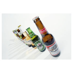 Cerveza número uno en envases de botellas o barriles para reuniones sociales y fiestas - Product Image 1