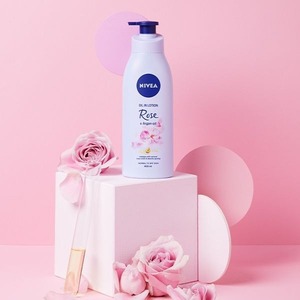 Lotion pour le corps quotidienne pour une peau hydratée, éclatante, huile Nivea en lotion à la rose et à l'huile d'argan et peau lisse - Product Image 2