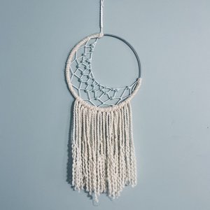 Tapiz de pared de macramé hecho a mano de diseño bohemio elegante atrapasueños tejido de algodón decoración de pared colgante para el hogar - Product Image 1