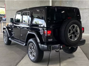 Oferta con Descuento 2022, SUV Usado con Volante a la Izquierda, Bajo Kilometraje, Jeep Wrangler Unlimited Sahara - Product Image 3